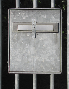 908478 Afbeelding van een dichtgezette metalen brievenbox, gemonteerd op het hek bij het pand Zeedijk 20 te Utrecht.